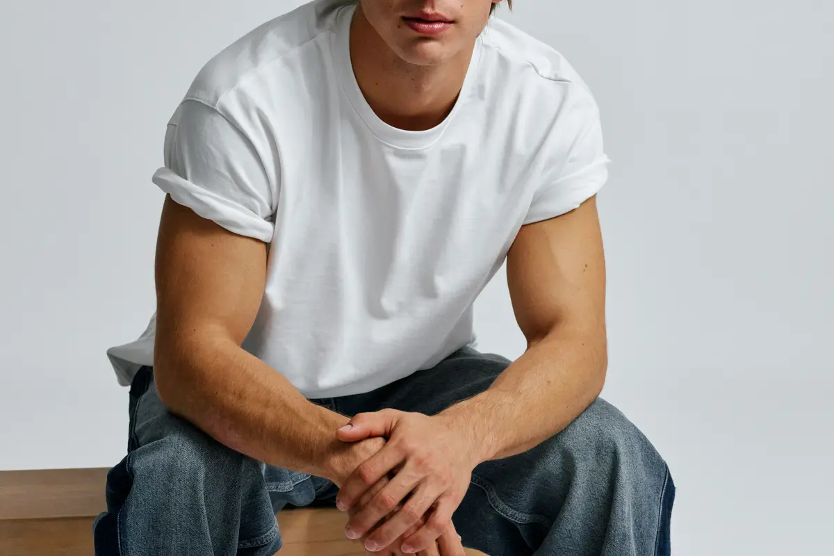 Zbliżenie na kalkulator i wykresy finansowe na szarym tle